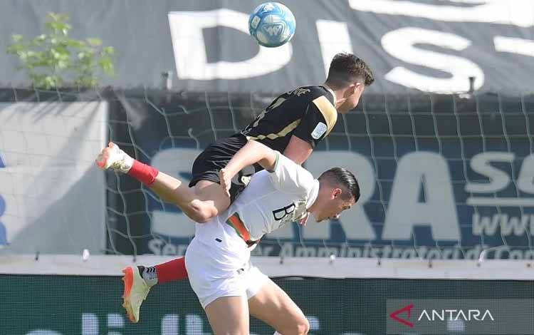 Pemain timnas Indonesia Jay Idzes (jersey putih) ketika tampil membela Venezia saat bermain 0-0 melawan tim papan bawah Ascoli dalam lanjutan Serie B Italia di Stadion Cino e Lillo Del Duca, Minggu (7/4/2024). (ANTARA/Instagram/Venezia)