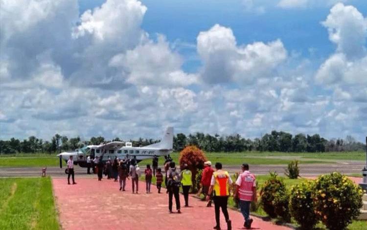 Terbang Perdana di Bandara Kuala Pembuang, Susi Air Full Penumpang