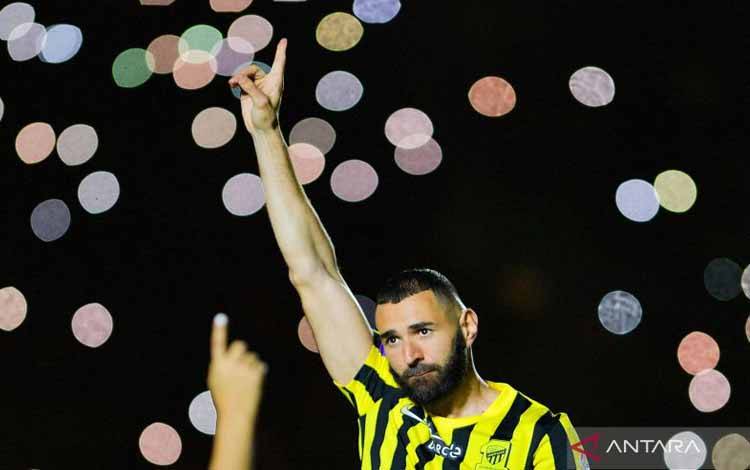 Pesepak bola Karim Benzema menghadiri acara penyambutan dirinya sebagai pemain baru di klub Al-Ittihad, Jeddah, Arab Saudi, Kamis (8/6/2023). ANTARA FOTO/REUTERS/Stringer/foc.