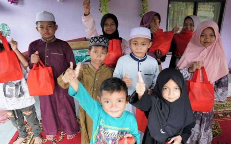 PLN Kalselteng Salurkan 1.250 Pakaian Bagi Warga Penerima Manfaat