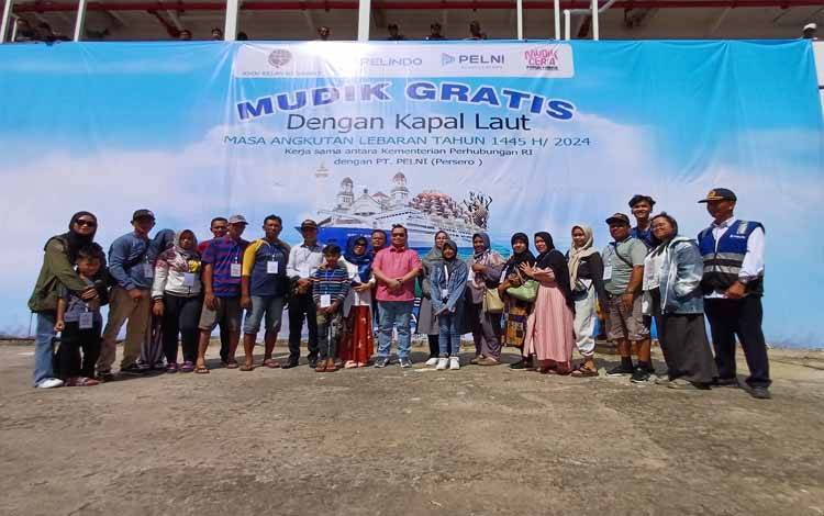 Bupati Kotawaringin Timur Halikinnor melepas peserta mudik gratis di Pelabuhan Sampit, Senin, 8 April 2024. (FOTO: DEWIP)