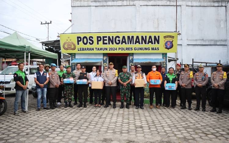 Kapolres dan Pabung Gunung Mas Serahkan Bantuan ke Personel Pos Pengamanan Lebaran