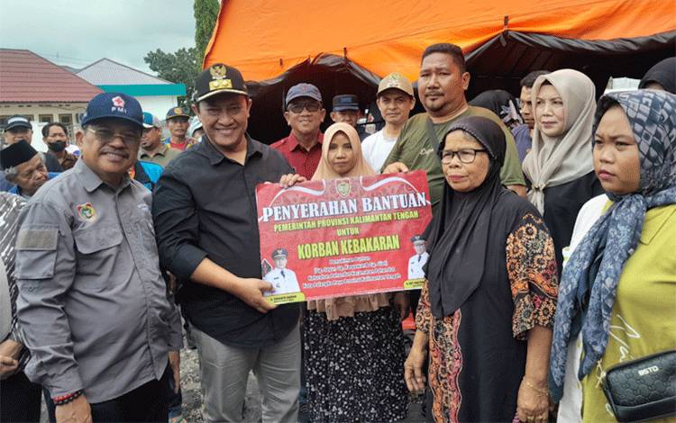 Pemprov Kalteng Serahkan Bantuan Korban Kebakaran Puntun Palangka Raya