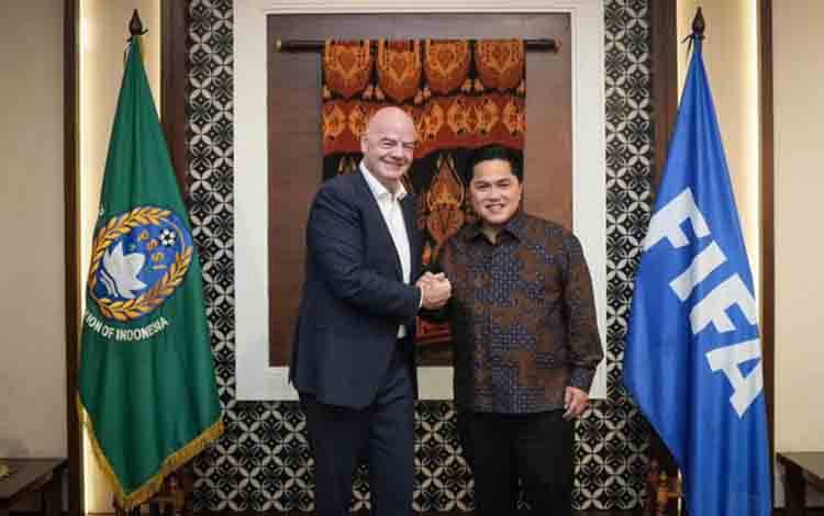 Ketua Umum PSSI Erich Thohir (kanan) bersama Federation Internationale de Football Association (FIFA) Gianni Infantino (kiri) berposes sambil berjabatan tangan. (ANTARA/HO-PSSI)