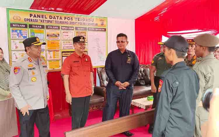 ?Pj Bupati Seruyan Djainuddin Noor didampingi Kapolres Seruyan AKBP Priyo Purwanto dan unsur terkait saat meninjau Posko Lebaran di Kuala Pembuang ( FOTO : FAHRUL)