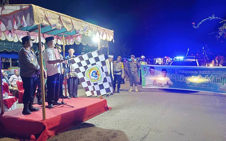 Pj Bupati Seruyan Djainuddin Noor didampingi Forkopimda Seruyan melepas takbir keliling dalam rangka menyambut datangnya Hari Raya Idul Fitri 1445 Hijriah. (Foto :FAHRUL)
