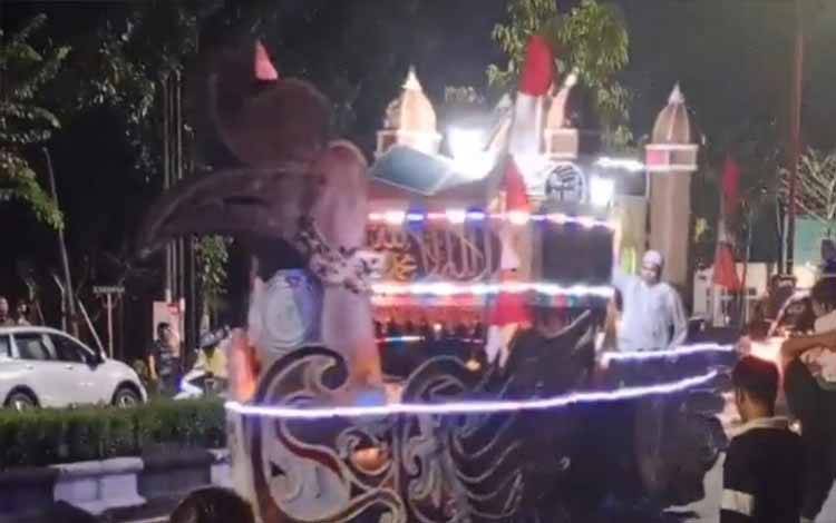 Warga Kapuas Antusias Saksikan Pawai Gebyar Gema Takbir Sambut Idul Fitri 1445 H