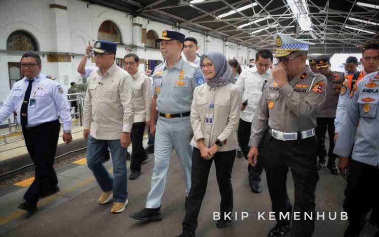 Menteri Perhubungan (Menhub) Budi Karya Sumadi (dua kiri) meninjau sejumlah titik pelaksanaan operasional arus mudik dan balik Lebaran 2024 di Jawa Barat, Selasa (9/4/2024). ANTARA/HO-Humas Kemenhub