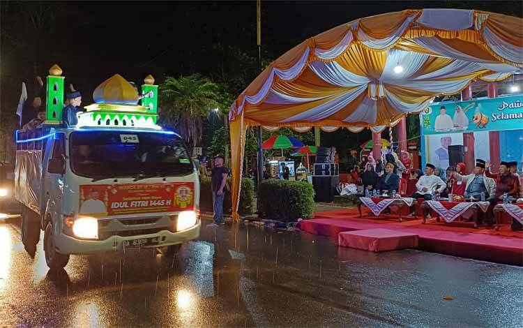 Hujan Tak Hentikan Semangat Masyarakat Kotim Kumandangkan Takbir Kemenangan di Atas Kendaraan Hiat?