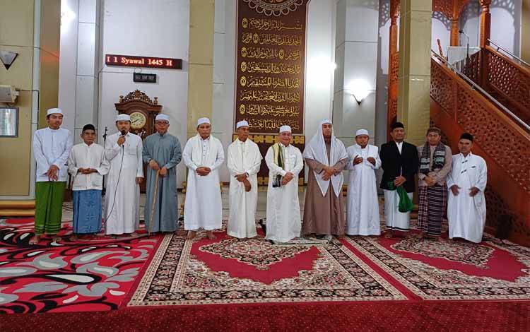 Bupati Kotim Salat Idulfitri 1445 H di Masjid Agung Wahyu Al Hadi