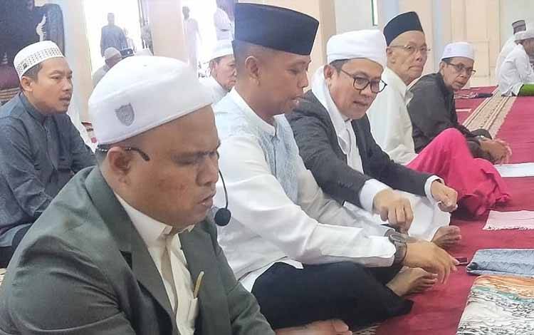 PJ Bupati Barito Timur dan Dandim 1012 Salat Idulfitri di Masjid Agung Ar-Rahman Tamiang Layang