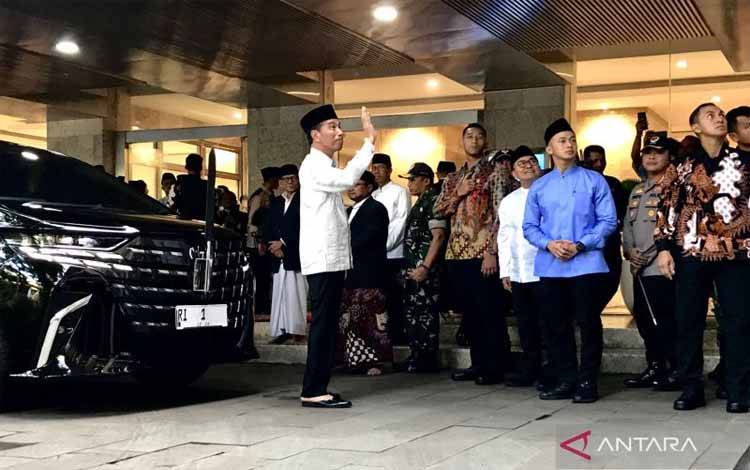 Presiden Joko Widodo (kiri) membalas sapaan jamaah shalat Idul Fitri di Masjid Istiqlal, Jakarta, Rabu (10/4/2024). ANTARA/Genta T Mawangi
