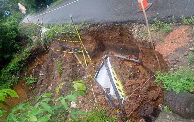 Tanah longsor di RT 04 Desa Bamban Kabupaten Barito Timur yang mulai menggerus badan jalan provinsi yang melintasi desa itu, Rabu, 10 April 2024. (FOTO: BOLE MALO)