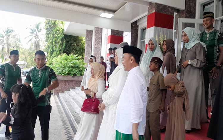 Gubernur Kalteng Adakan Open House di Istana Isen Mulang
