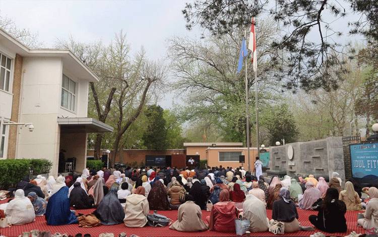 WNI Laksanakan Salat Idul Fitri di Halaman KBRI Beijing
