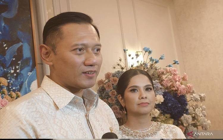 Ketua Umum Partai Demokrat Agus Harimurti Yudhoyono (AHY) beserta istri berbicara dengan awak media usai acara "open house" Kementerian ATR/BPN di Rumah Menteri ATR/BPN di Kuningan Timur, Jakarta Selatan, Rabu (10/4/2024). ANTARA/Nadia Putri Rahmani