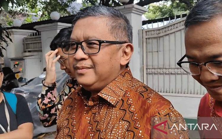 Sekretaris Jenderal PDI Perjuangan Hasto Kristiyanto saat memberikan keterangan kepada awak media di kawasan Menteng, Jakarta, Rabu (10/4/2024). ANTARA/Narda Margaretha Sinambela