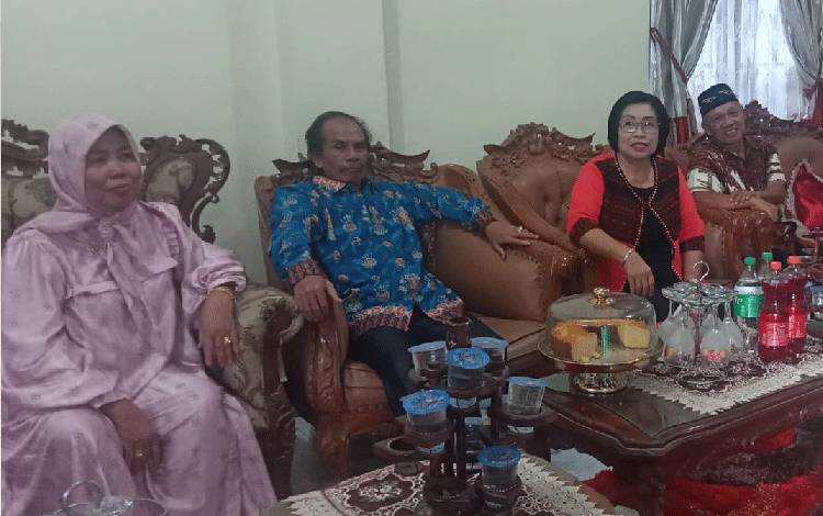 Wabup Gunung Mas Sambangi Tokoh Masyarakat di Momen Lebaran