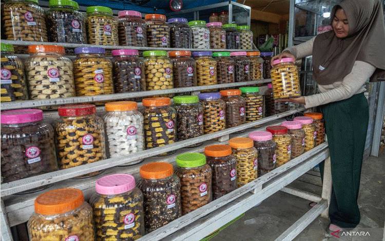 Pedagang musiman menata kue-kue kering yang dijualnya di salah satu ruas jalan di Palu, Sulawesi Tengah, Minggu (31/3/2024). . ANTARA FOTO/Basri Marzuki/YU
