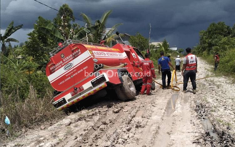 Padamkan Kebakaran Lahan, Mobil Damkar Kobar Terjebak di Jalan Becek