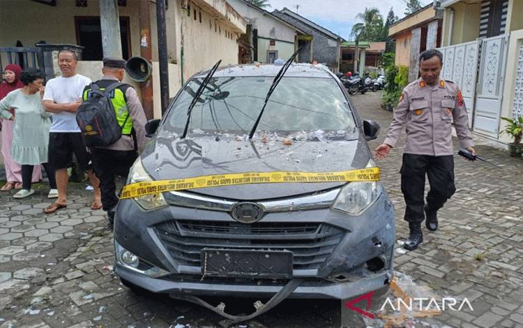 Sebuah mobil rusak ringan akibat balon udara jatuh di Mungkid, Kabupaten Magelang. ANTARA/Heru Suyitno