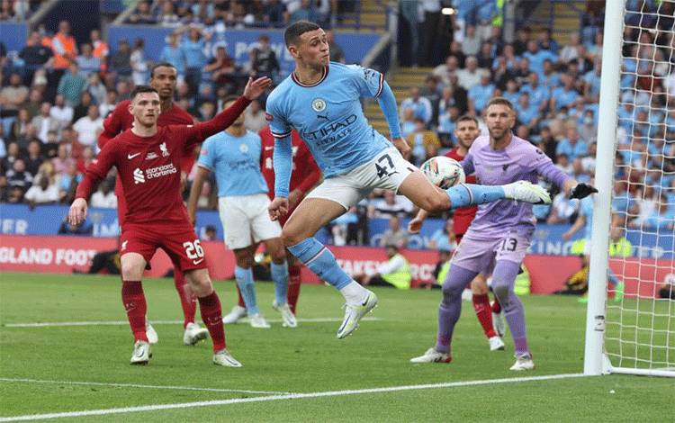 Foto arsip - Gelandang Manchester City Phil Foden (tengah) mengontrol bola dalam pertandingan Piala Community Shield antara Liverpool dan Manchester City di Stadion King Power di Leicester, Inggris, pada 30 Juli 2022. (AFP/NIGEL RODDIS)