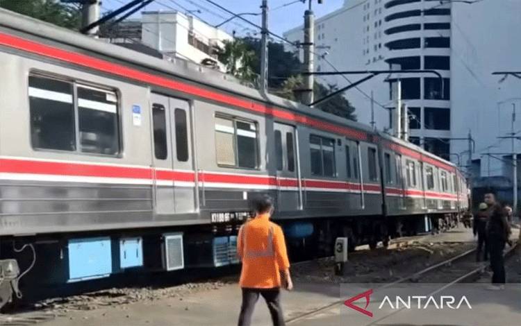 KAI Commuter Evakuasi Rangkaian Kereta yang Anjlok di WTC Mangga Dua
