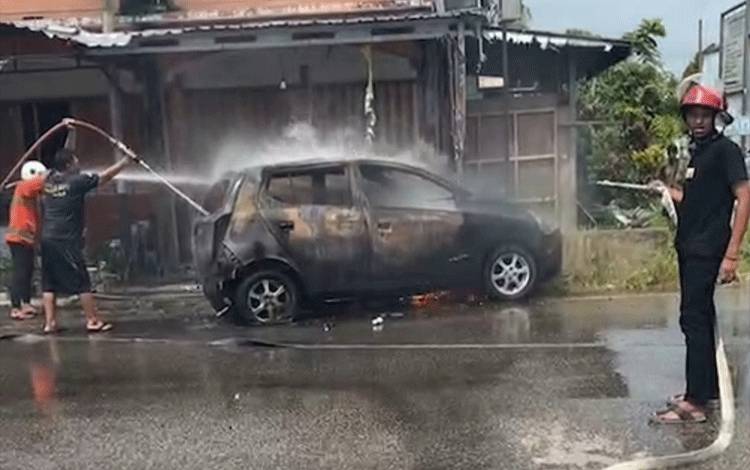 Mobil Ayla Terbakar di Palangka Raya, Ditemukan Jerigen BBM di Dalamnya