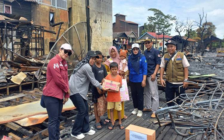 Forum Puspa Kapuas Bersama Dinas P3APPKB Beri Bantuan untuk Warga Terdampak Kebakaran Pulau Mambulav?