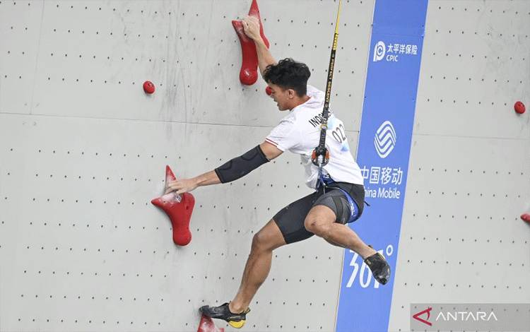 Arsip foto - Pemanjat tebing Indonesia Kiromal Katibin memanjat pada babak kualifikasi speed putra Asian Games 2022 di Shaoxing Keqiao Yangshan Sport Climbing Centre, Shaoxing, China, Selasa (3/10/2023). ANTARA FOTO/Hafidz Mubarak A/YU