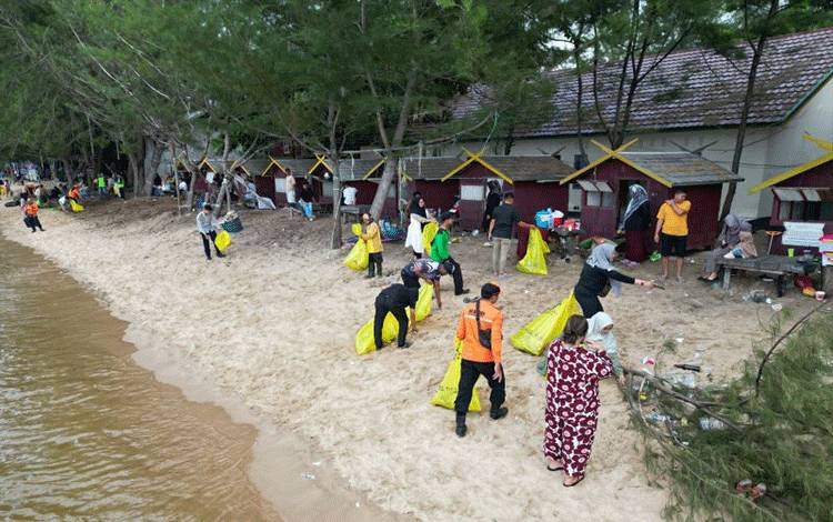 Wabup Pimpin Gerakan Bersih-Bersih Pantai Ujung Pandaran