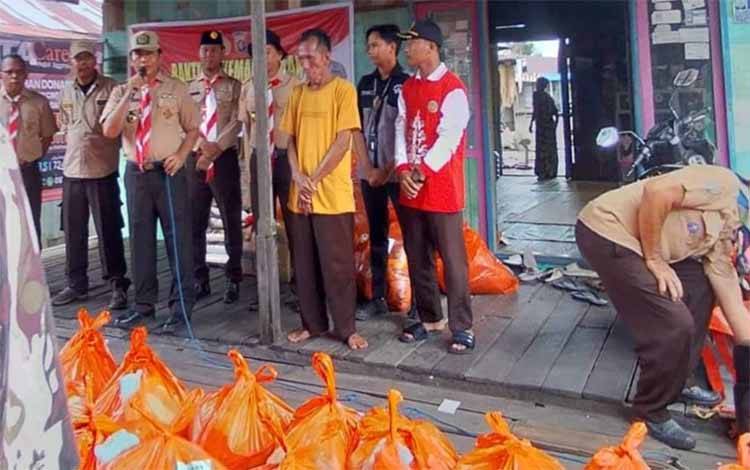 Kwarcab Pramuka Kapuas Salurkan Bantuan untuk Korban Kebakaran Pulau Mambulau