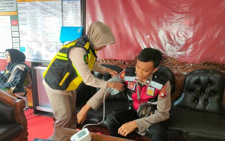 Rumkit Bhayangkara Palangka Raya Gelar Pemeriksaan Kesehatan untuk Petugas Pengamanan Arus Mudik Lebaran
