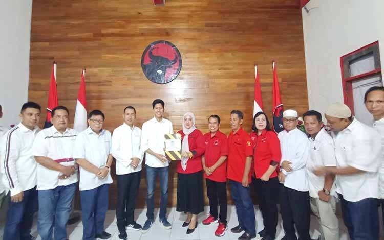 Berkas Pencalonan Ahmad Gunadi Diterima Ketua Tim Penjaringan PDIP Barito Utara