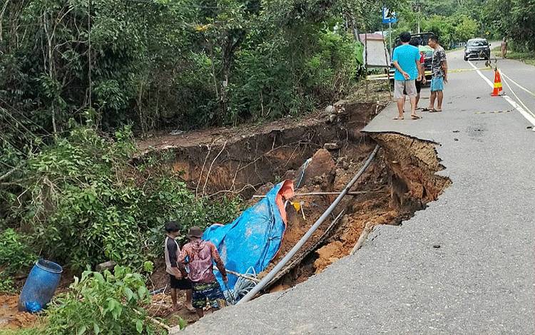 Jalan Provinsi di Desa Bamban Hampir Putus, Tokoh Masyarakat Minta Pemerintah Segera Turun Tangan?