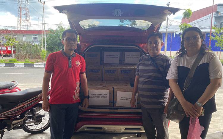 Dinkes Kapuas Serahkan Bantuan untuk Korban Kebakaran Pulau Mambulau