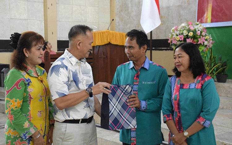 Sekda Kapuas Hadiri Pelantikan dan Sertijab Ketua Majelis Resort GKE