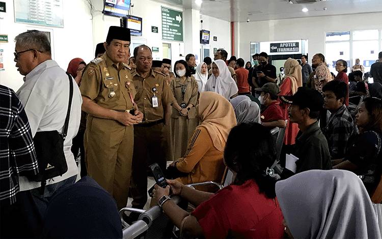 Pj. Bupati Kobar Budi Santosa monitoring ke RSUD Sultan Imanuddin Pangkalan Bun, Selasa, 16 April 2024 (FOTO: NURITA)