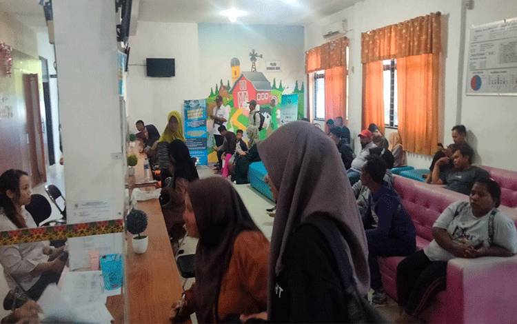 Suasana ruang pelayanan Disdukcapil Kapuas pada Selasa, 16 April 2024. (FOTO: IST)