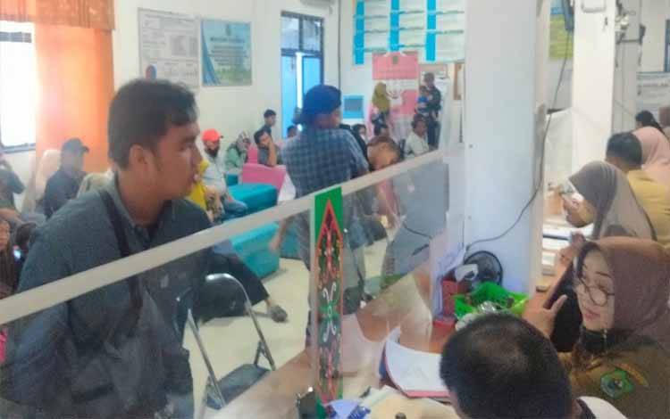 Suasana saat pelayanan di kantor Dinas Dukcapil Kapuas, Selasa, 16 April 2024. (FOTO: IST)