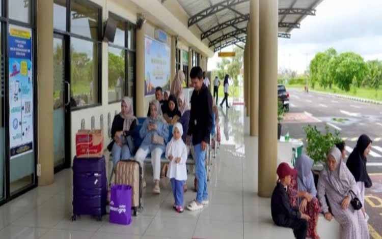 Arus Balik di Bandara Kuala Pembuang Ramai Penumpang