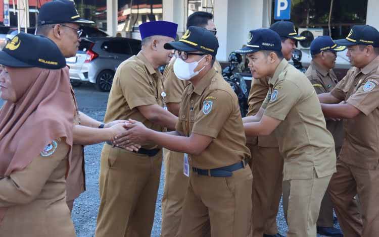 Hari Pertama Masuk Kerja, Pj Sekda Seruyan Pimpin Apel Gabungan