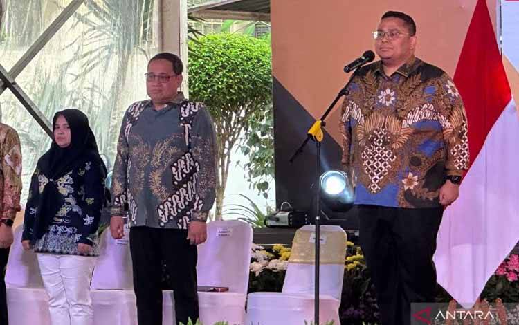 Ketua Bawaslu RI Rahmat Bagja (kanan) bersama anggota Bawaslu RI Herwyn J H Malonda (tengah) dan Lolly Suhenty (kiri) saat menghadiri Apel Peringatan HUT Ke-16 Bawaslu di Gedung Bawaslu RI, Jakarta, Selasa (16/4/2024). (ANTARA/Rio Feisal)