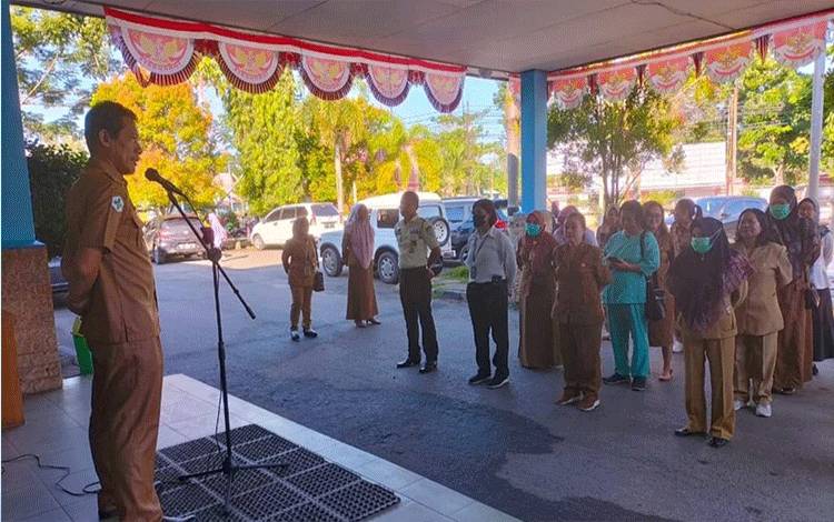Suasana saat Direktur RSUD Kapuas dr. Agus Waluyo beri sambutan pada halal bihalal antar karyawan, Selasa, 16 April 2024. (FOTO: IST)