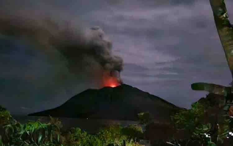 PVMBG: Gunung Ruang di Kabupaten Kepulauan Sitaro Meletus