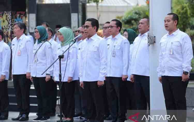 Menteri Desa, Pembangunan Daerah Tertinggal, dan Transmigrasi (Mendes PDTT) Abdul Halim Iskandar saat memimpin Apel Gabungan di Lingkungan Kementerian Desa PDTT, Jakarta, Selasa (16/4/2024). ANTARA/HO-Humas Kemendes PDTT