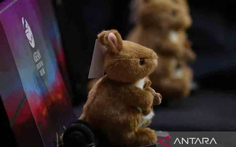 Arsip foto - Suvenir boneka kanguru tergeletak di kursi delegasi KTT ke-3 ASEAN-Australia di Jakarta, Kamis (7/9/2023). ANTARA FOTO/Media Center KTT ASEAN 2023/Akbar Nugroho Gumay/Spt