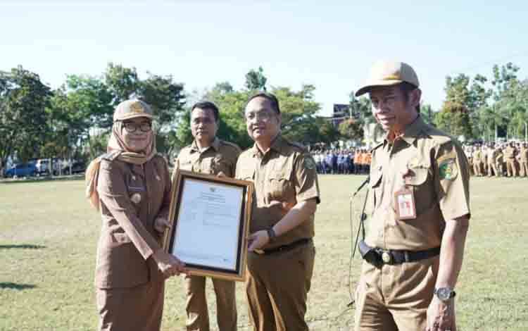 Penyerahan sertifikat kenaikan kelas RSUD Palangka Raya dari D menjadi C. (FOTO: HUMAS)