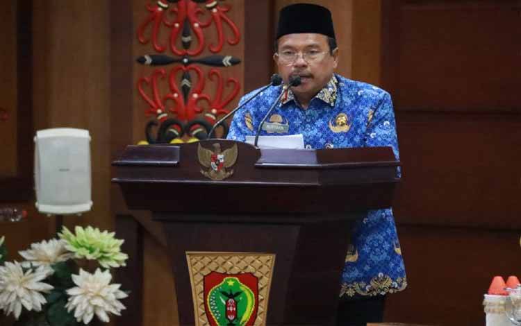 Sekda?Kalteng, Nuryakin saat kegiatan sosialisasi UU ASN di Aula Eka Hapakat, Rabu, 17 April 2024. (FOTO:ASEP)