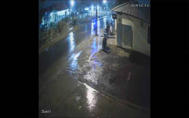 Aksi Curanmor di Palangka Raya Terekam CCTV, Motor Vega ZR Raib
